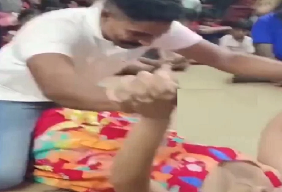 Video viral: बच्चों के सामने ही होमगार्ड युवती के साथ करने लगा अश्लील हरकतें, देखकर आपको भी…