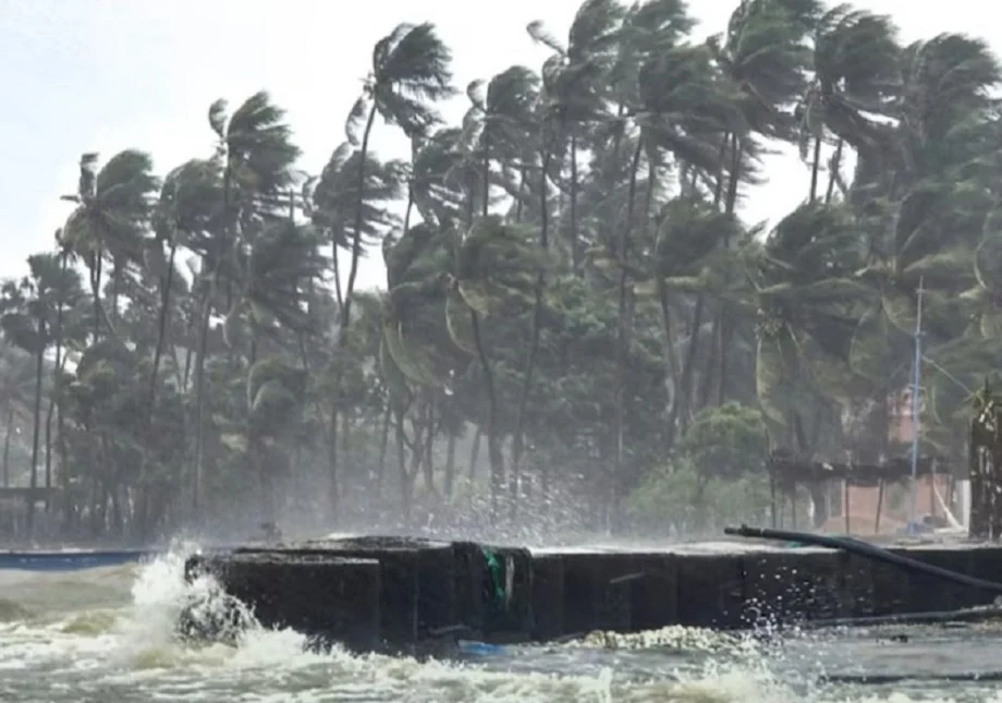 Cyclone Ditwah ने श्रीलंका में ली 123 लोगों की जान, कोलंबो में फंसे हुए हैं करीब 300 भारतीय यात्री