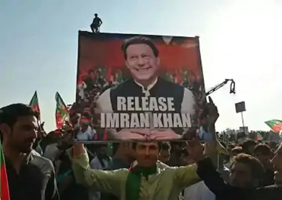 पाकिस्तान में कभी भी बढ़ सकता है बड़ा बवाल, Imran के समर्थकों ने अब उठा लिया ये बड़ा कदम