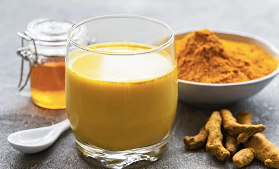 Health Tips: रोजाना रात में सोने से पहले पी लें हल्दी वाला दूध, सेहत को मिलेंगे ये गजब के फायदे