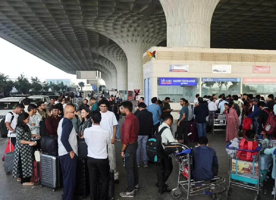 दूर नहीं हुआ IndiGo का संकट, आज 400 से ज्यादा फ्लाइट कैंसिल, एयरलाइंस पर हो सकती है बड़ी कार्रवाई