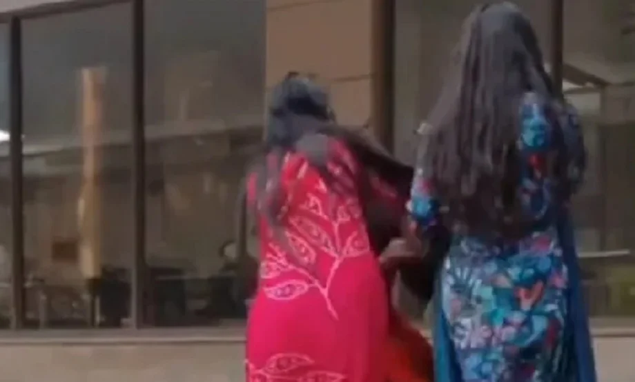 Video viral: सभी के सामने दो लड़कियां करने लगी शर्मनाक हरकत, देखकर आपको भी आएगी शर्म