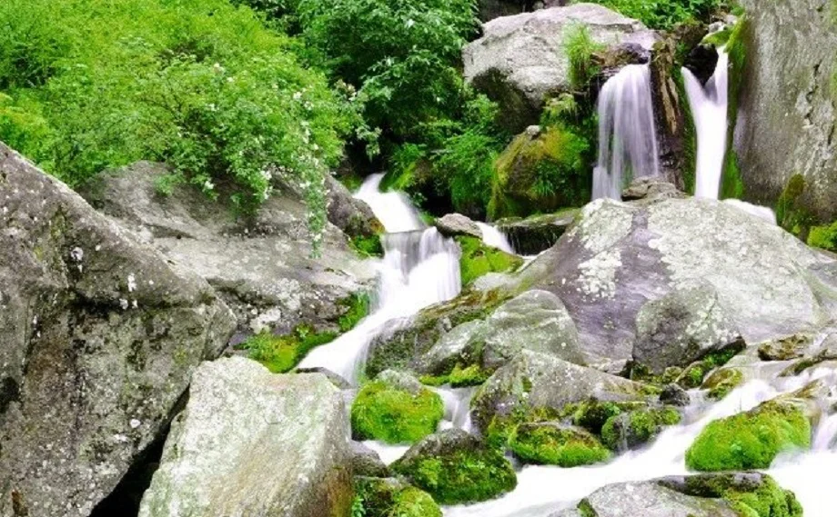 Travel Tips: सर्दी के मौसम में घूमने के लिए शानदार जगह है मनाली, जोगिनी वाटरफॉल बना देगा टूर को यादगार