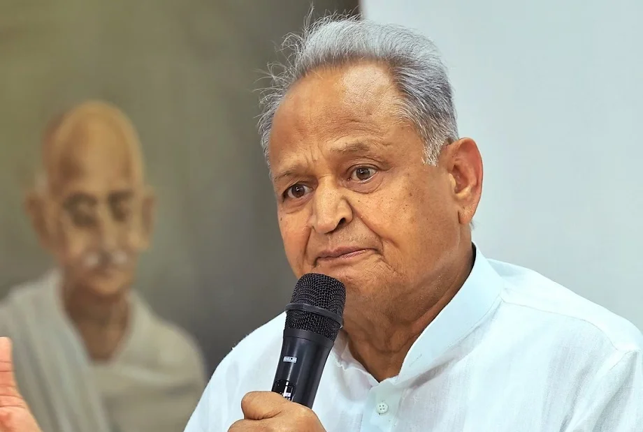 भाजपा सरकार विकसित भारत का ढोंग कर असल में ग्रामीण भारत की रीढ़ तोड़ने पर तुली है: Gehlot