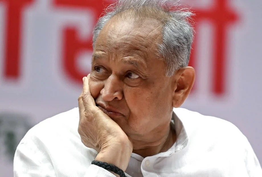 बाग्लादेश में हिन्दू अल्पसंख्यकों को निशाना बनाए जाने को लेकर Gehlot ने मोदी सरकार पर साधा निशाना, कहा- आश्चर्य है कि…