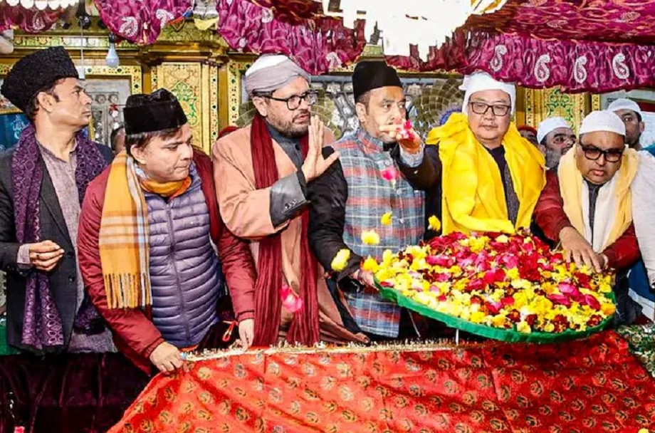 Ajmer: दरगाह ख्वाजा गरीब में किरेन रिजिजू ने पीएम मोदी की ओर से चढ़ाई चादर, मांगी ये दुआ