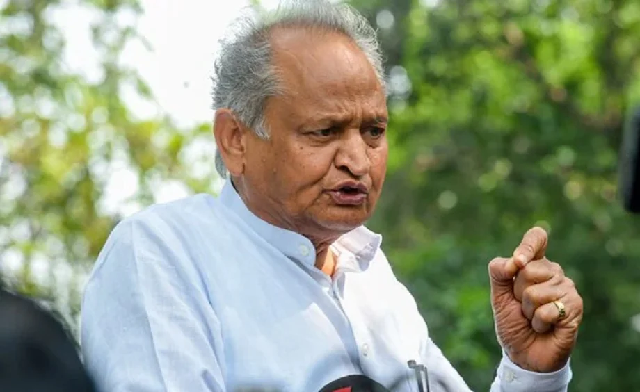  अरावली पर सुप्रीम कोर्ट के फैसले के बाद Gehlot  का बड़ा बयान, कहा-पर्यावरण मंत्री को भी अब…