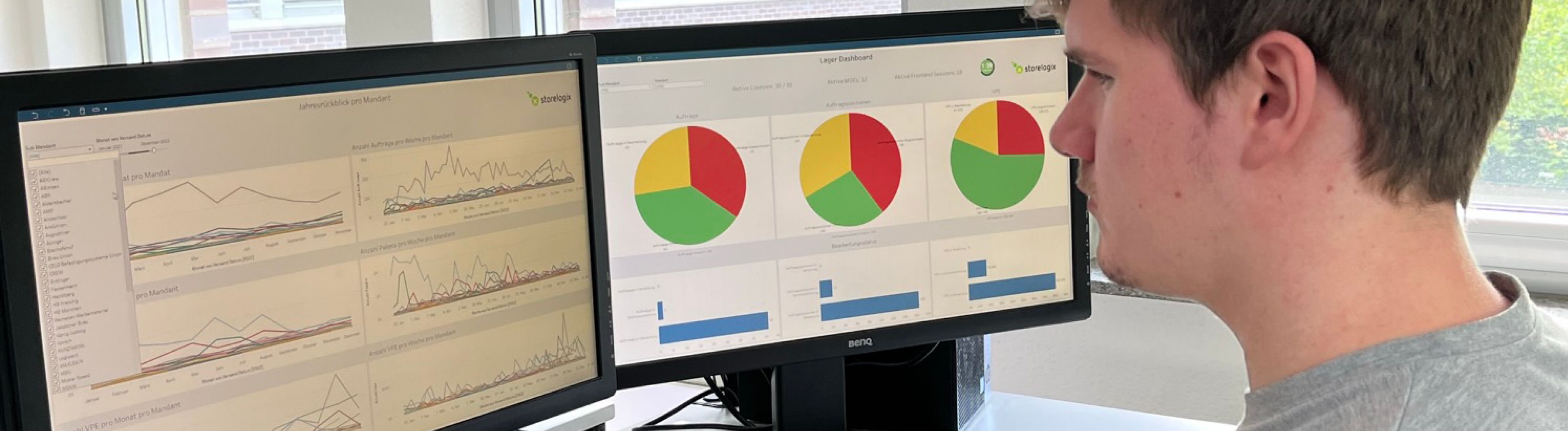 Mann schaut sich Tableau am Computer an.