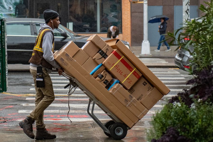 Paketzusteller mit Paketen