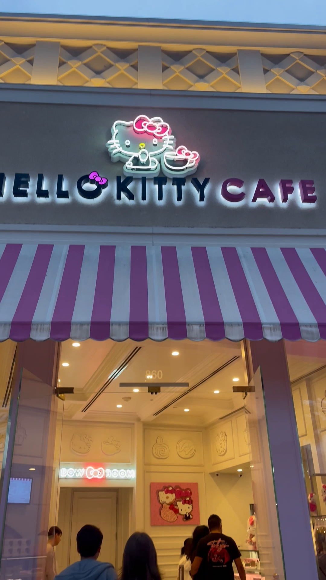 Hello Kitty Cafe in California