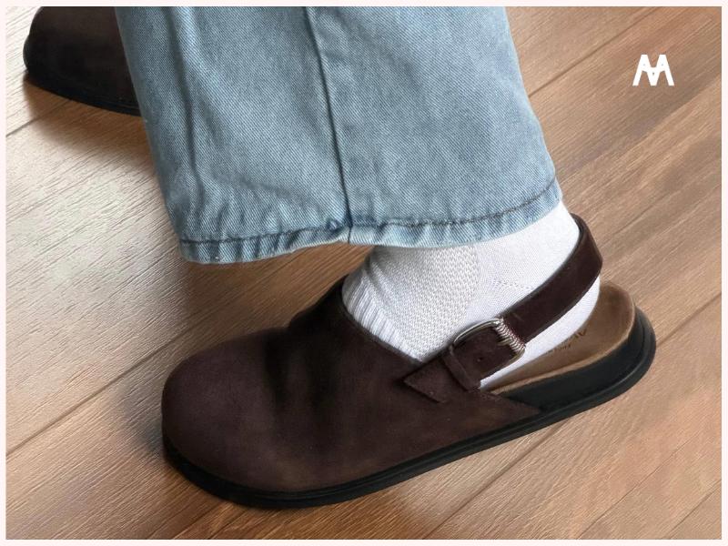 Ưu ti&ecirc;n những mẫu d&eacute;p c&oacute; chất liệu da &ecirc;m &aacute;i