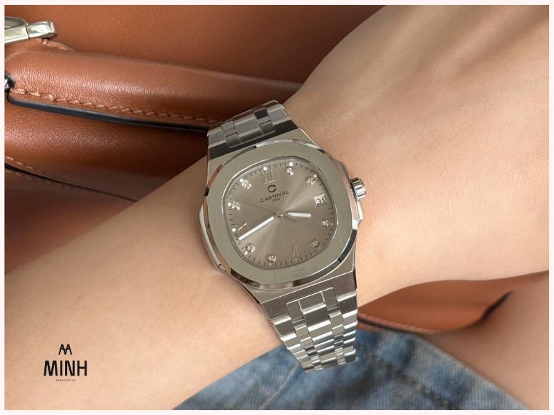 Đồng hồ được làm bằng những vật liệu cao cấp và bền bỉ