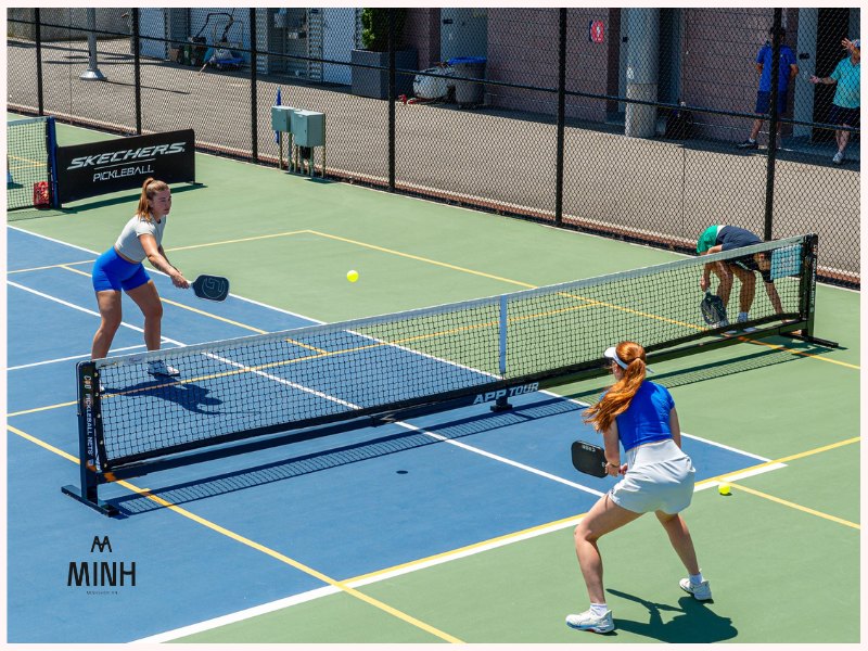 Giày pickleball với khả năng hỗ trợ chuyển động ngang