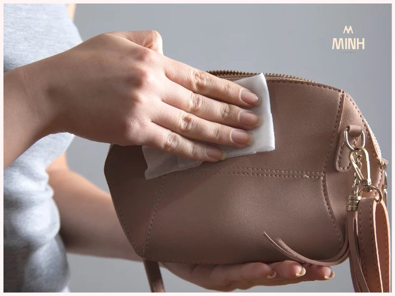 Đừng phơi nắng! Đây mới là cách xử lý đồ da bị ướt chuẩn nhất