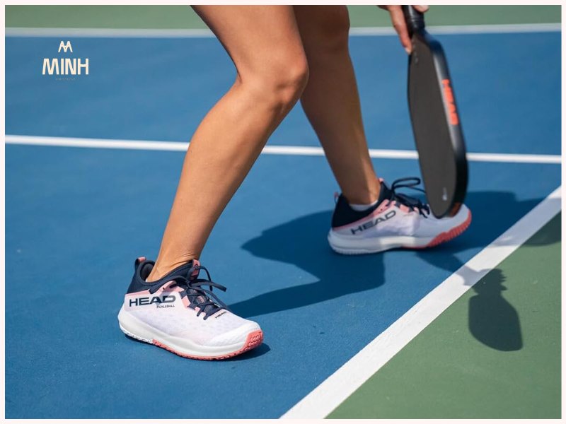 Giày pickleball tốt sẽ hỗ trợ cổ chân khi di chuyển nhanh