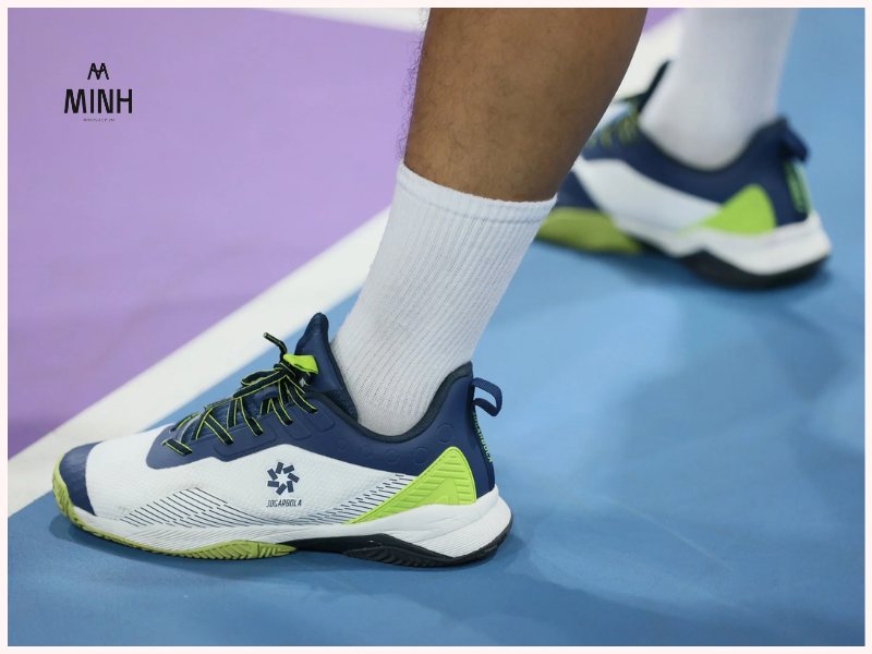 Giày Pickleball và giày cầu lông đều có thiết kế thấp giúp giữ thăng bằng tốt