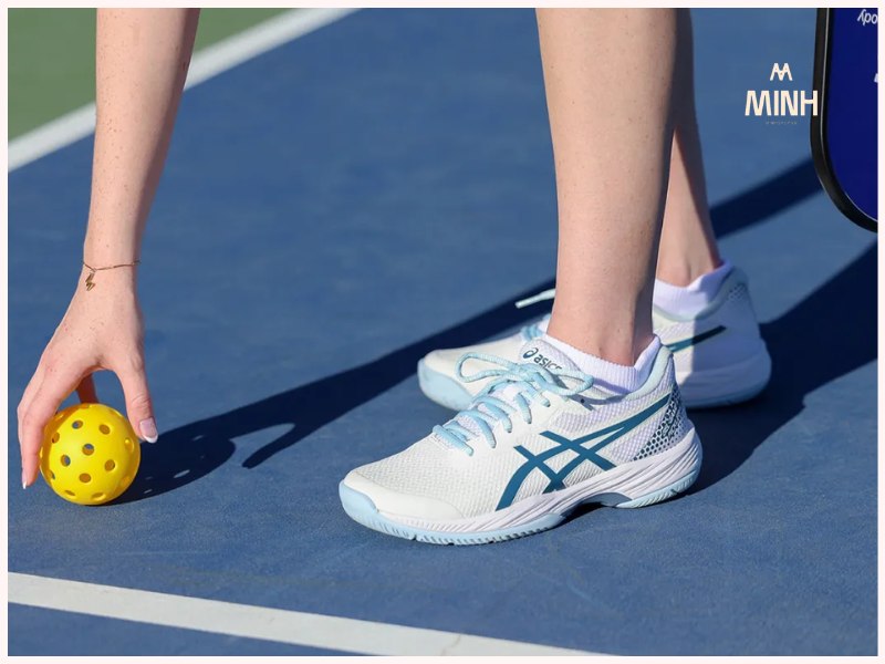 Độ bám là yếu tố không thể bỏ qua khi chọn giày Pickleball ngoài trời