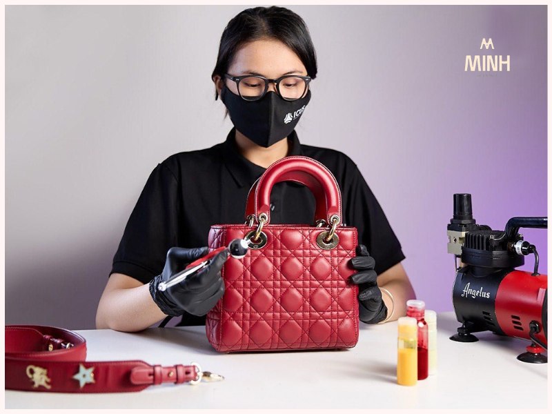 Đến các tiệm sửa túi chuyên nghiệp nếu tình trạng tróc nghiêm trọng