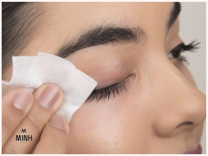 Chăm sóc mi hàng ngày là việc phải làm khi nối mi