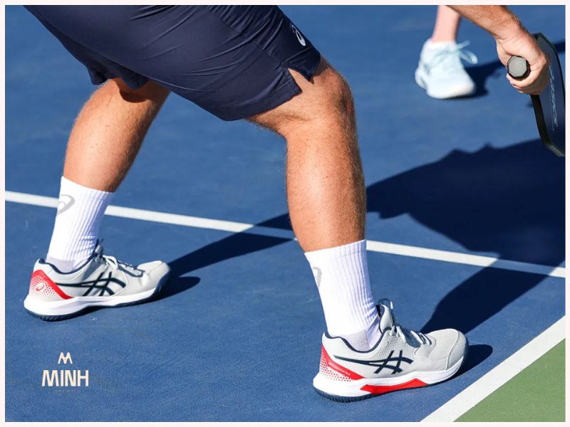 Đế giày Pickleball được thiết kế để tạo độ bám trên sân