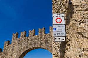 Chiedere il rilascio del pass arancione per la sosta riservata ai non residenti in ZTL