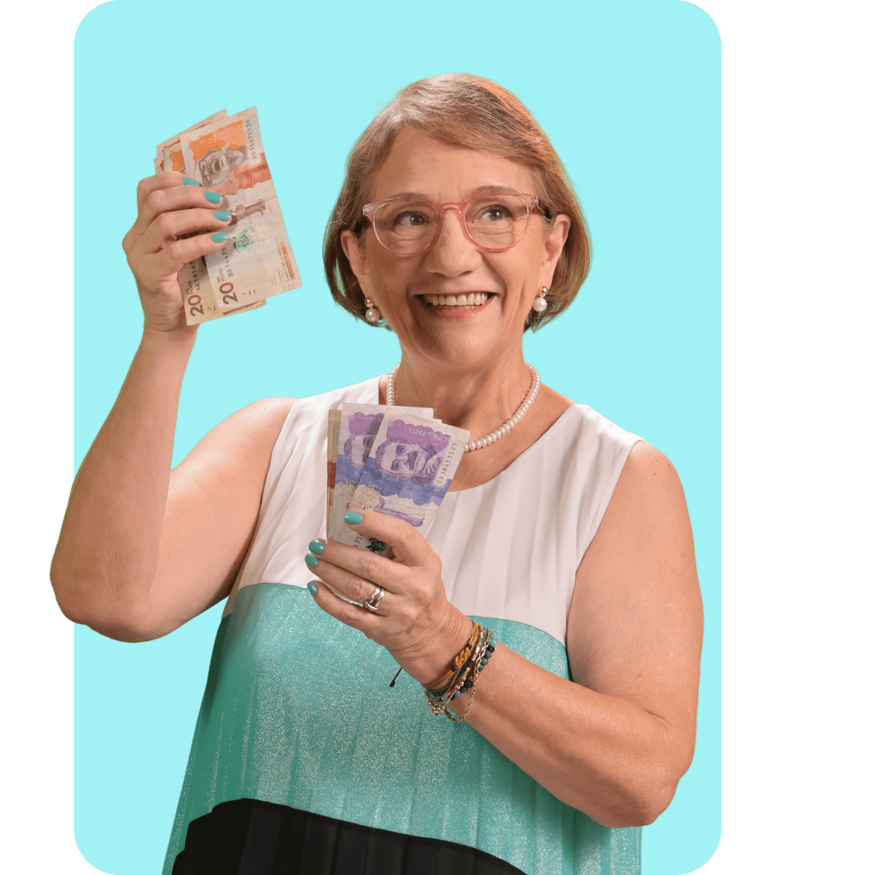 Mujer sonriente sosteniendo billetes