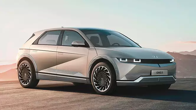 ioniq-exterior-right-front-three-quarter-3 (1).webp