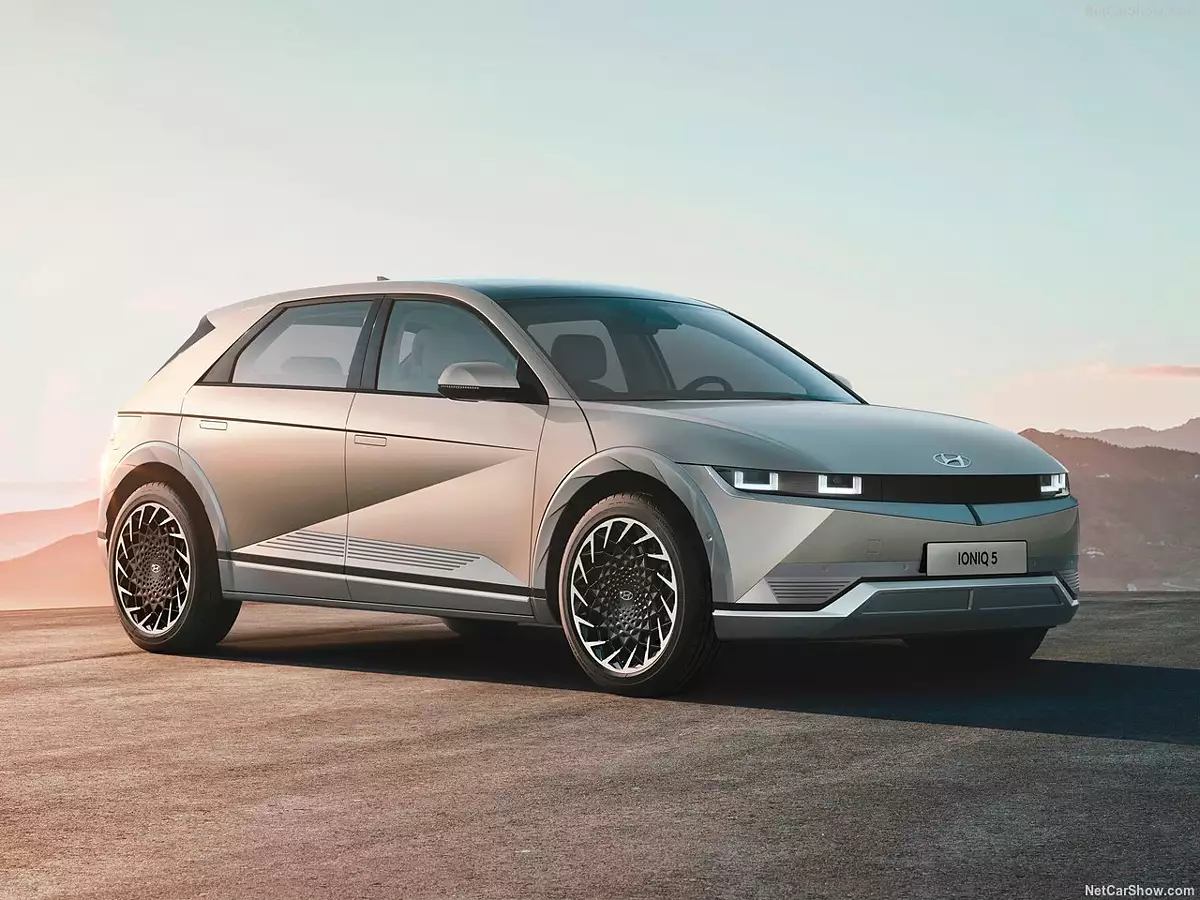 ioniq-exterior-right-front-three-quarter-3.webp