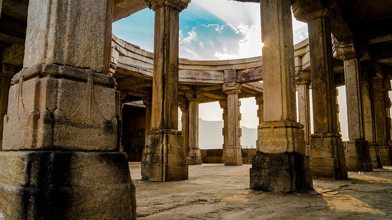 Columns sustaining a circular ancient structure