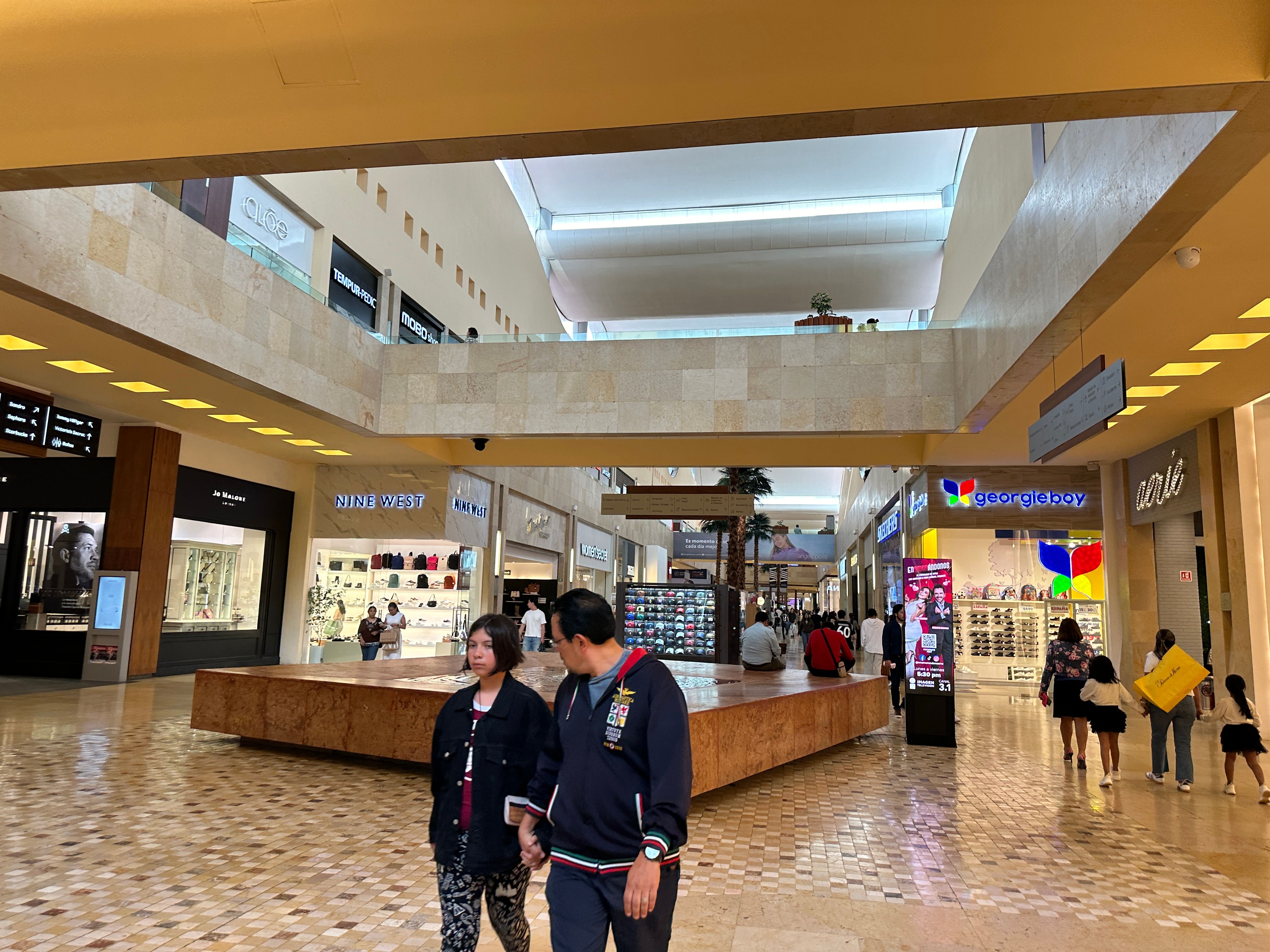 publicidad en centro comercial angelópolis