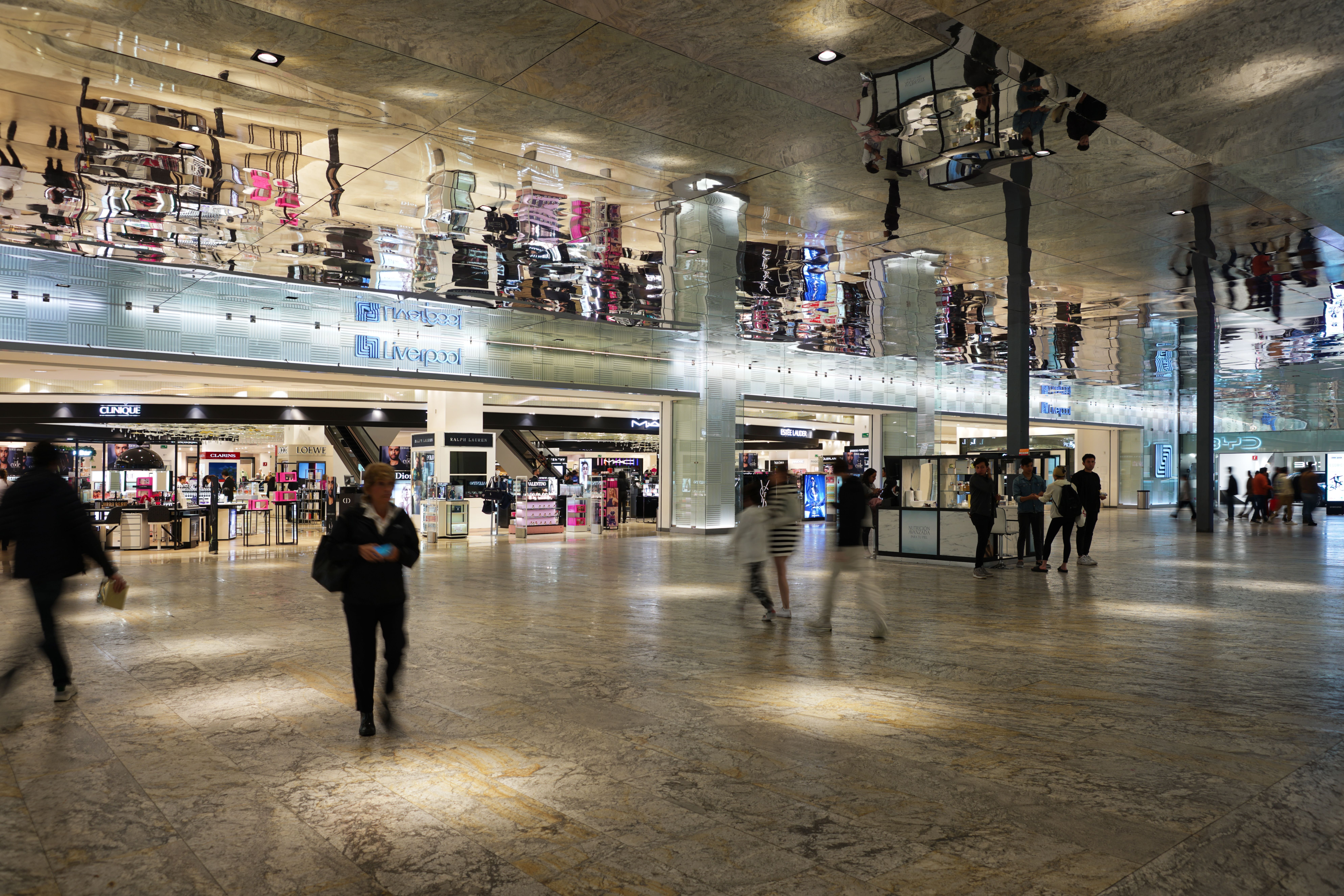 espacios publicitarios en centro comercial satélite