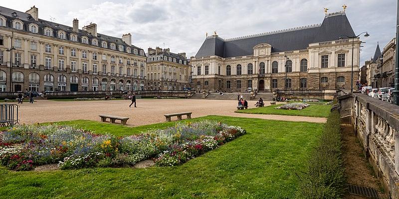 800px-Vue_sud-est_de_la_place_du_parlement_de_Bretagne,_Rennes,_France.jpg