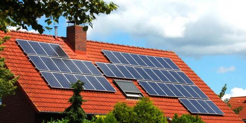 toit-maison-panneaux-solaires-electricite-main.jpg