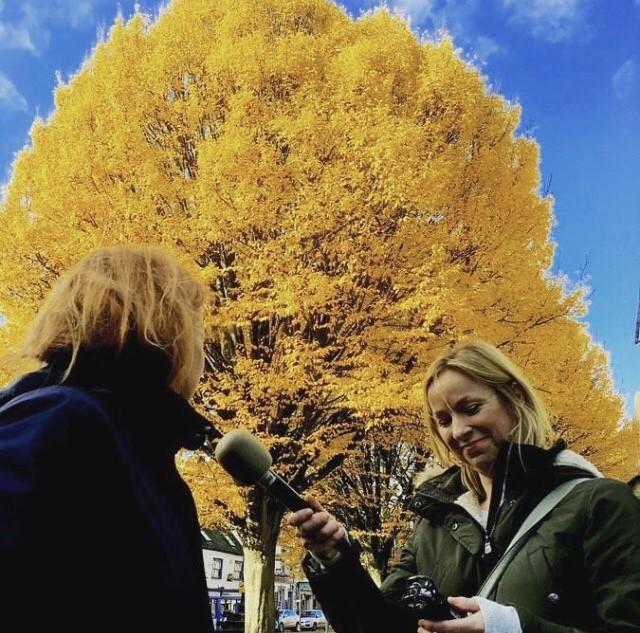 Stroud Times sat down with BBC Radio Gloucestershire’s Saturday Brunch presenter and producer for BBC Radio 4’s ‘The Listening Project’ Faye Hatcher, to delve into her innermost thoughts. Faye and tree | Stroud & Proud – Faye Hatcher: From 90s house parties, the smell of stale beer and smiling through life