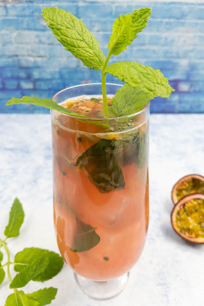 Looking for an easy summer drink recipe? Try our perfect passion fruit mojito cocktail made in 5 minutes. It's refreshing, alcoholic and your friends and family will love it! Follow our simple step-by-step recipe. Passion fruit mojito 2 | Try Mandy Applegate's easy summer cocktail