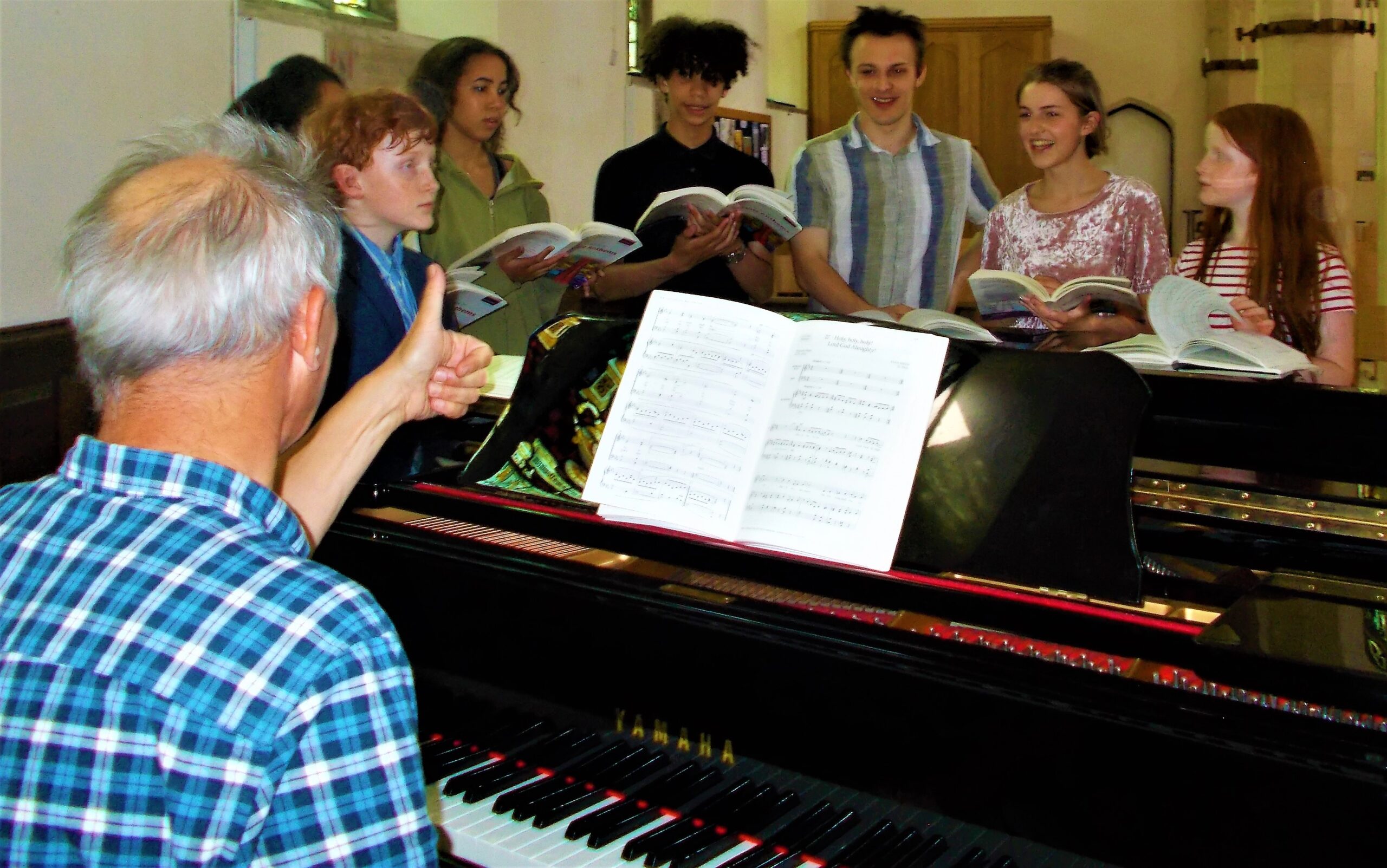 Internationally renowned tenor James Gilchrist will join choristers and choral scholars from Holy Trinity Church, Minchinhampton. WarwickAll 2 scaled | Revered tenor will join Minchinhampton choristers