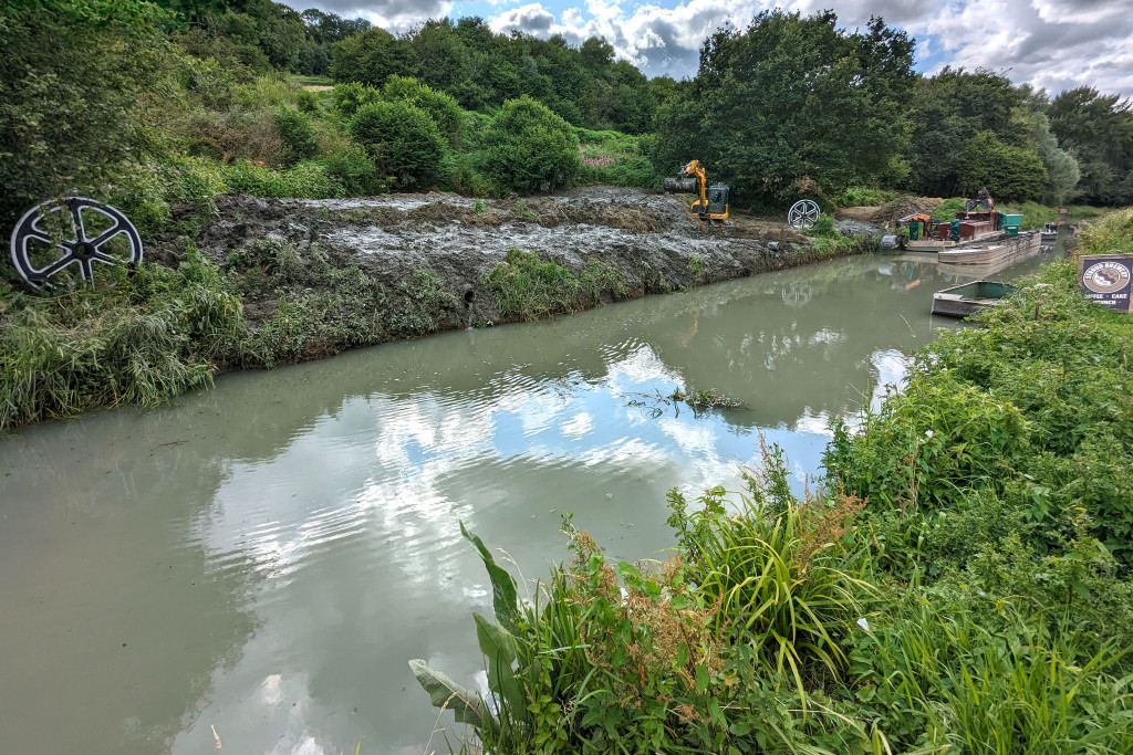 Work by volunteers of the Cotswold Canal Trust continues apace on the section of the Thames and Severn Canal near Stroud Brewery in Brimscombe. canal dredging1 | Canal work update: Dudley dredges 2,000 tons of silt
