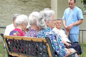 Accedere a case di riposo o comunità alloggio per anziani o adulti inabili