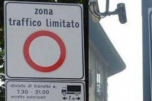 Chiedere il permesso per il transito nel parco di Villa Cusani