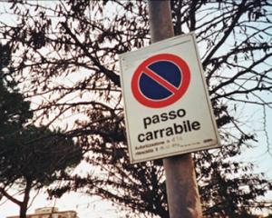 Chiedere l'installazione di cartelli segnaletici di passo carrabile