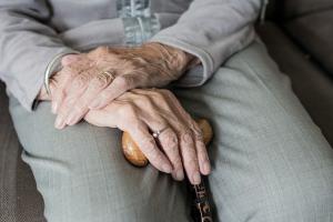 Chiedere l’assegno di cura anziani e disabili 