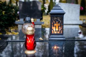 Attivare una lampada o luce votiva presso il cimitero
