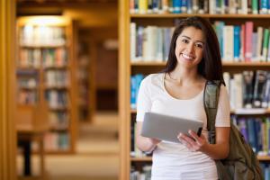 Chiedere l'iscrizione alla biblioteca e alla mediateca comunale