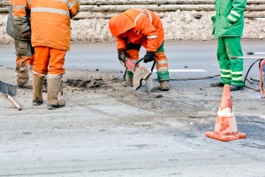 Occupare suolo pubblico per manomettere suolo pubblico