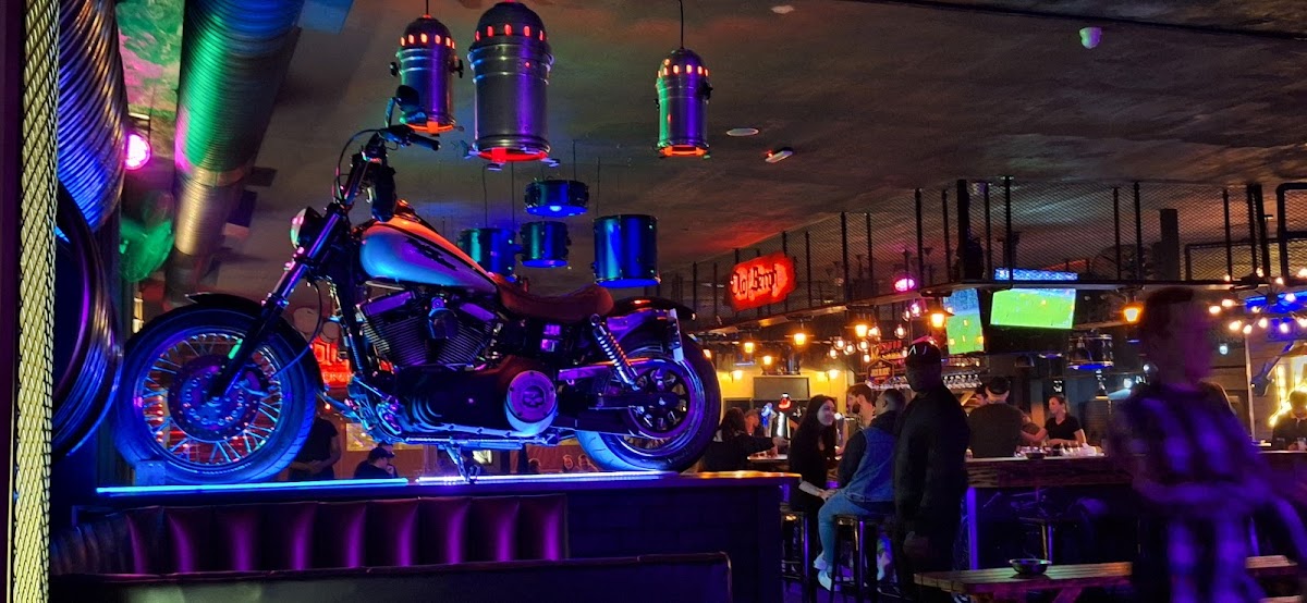 Harley's on Main Logo