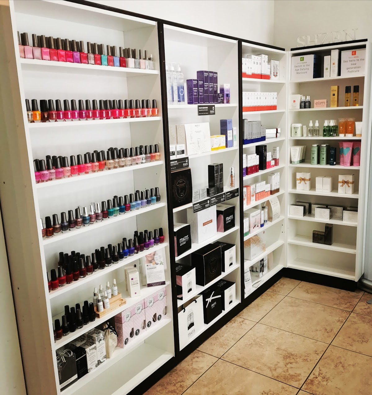 Myra's Health and Skincare logo