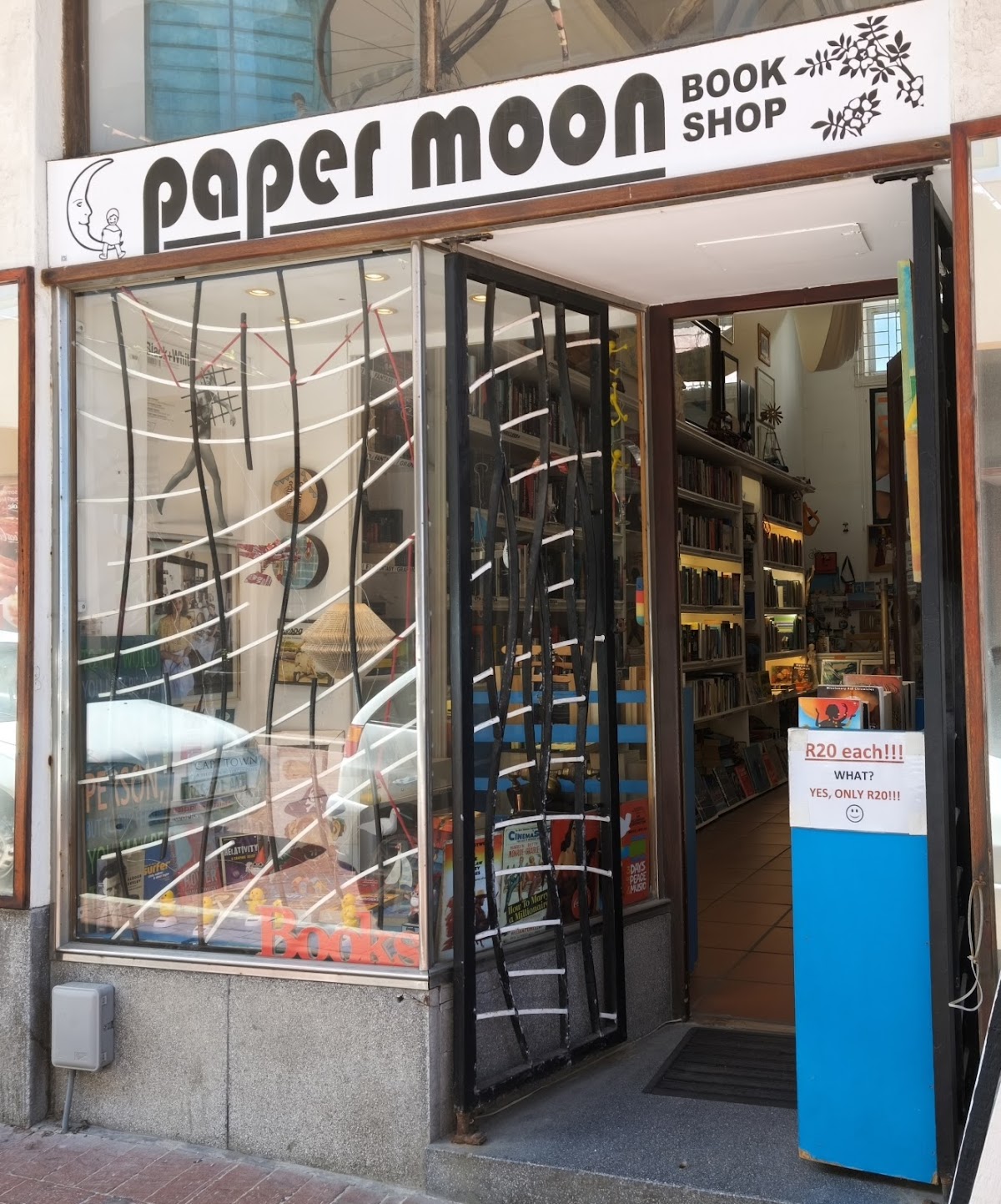 Paper Moon Bookshop logo