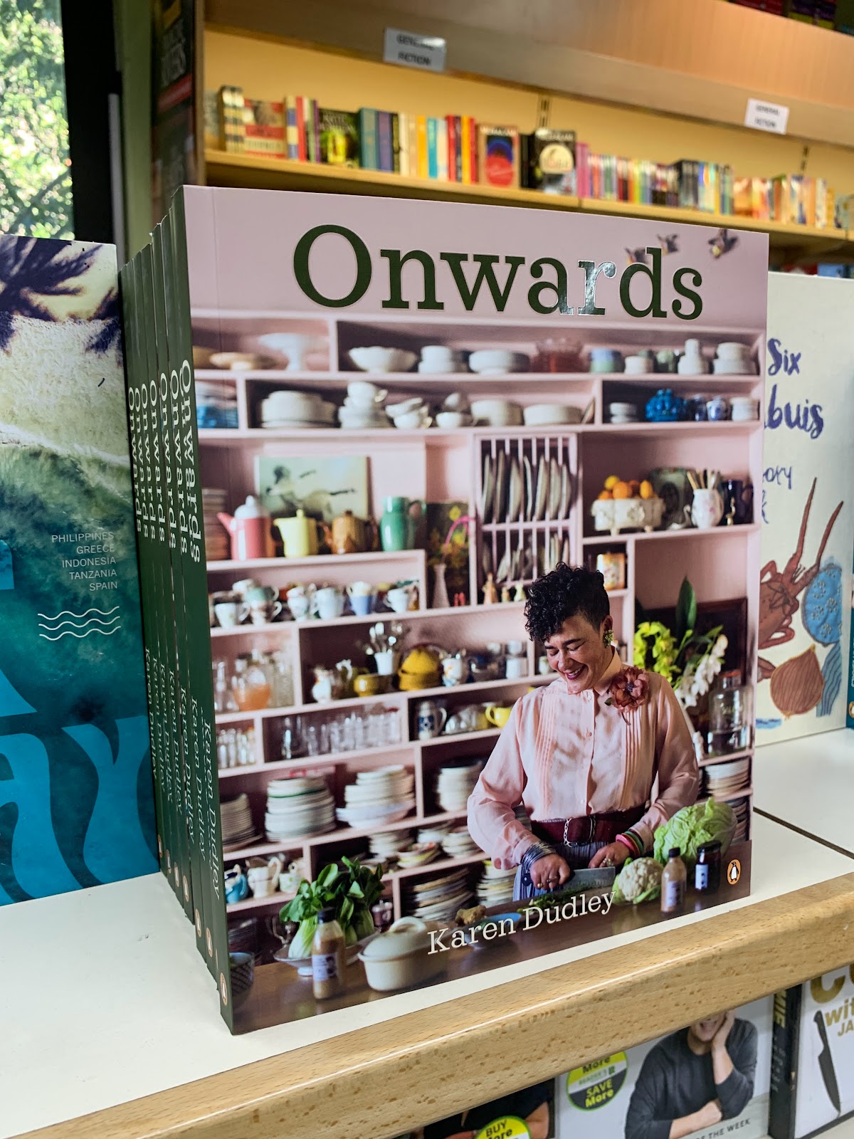 Reader's Warehouse Logo