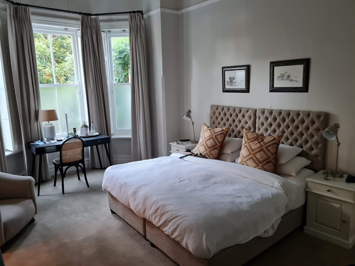 River Manor Boutique Hotel Logo