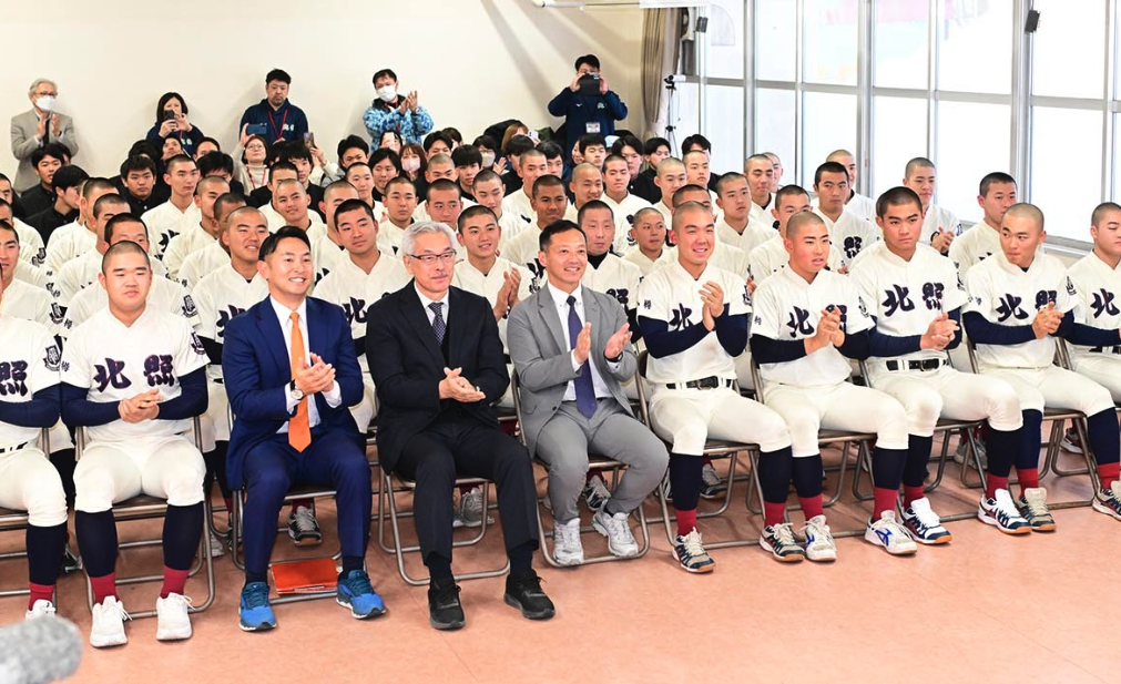 甲子園出場を喜ぶ、北照高校野球部員と監督方たち